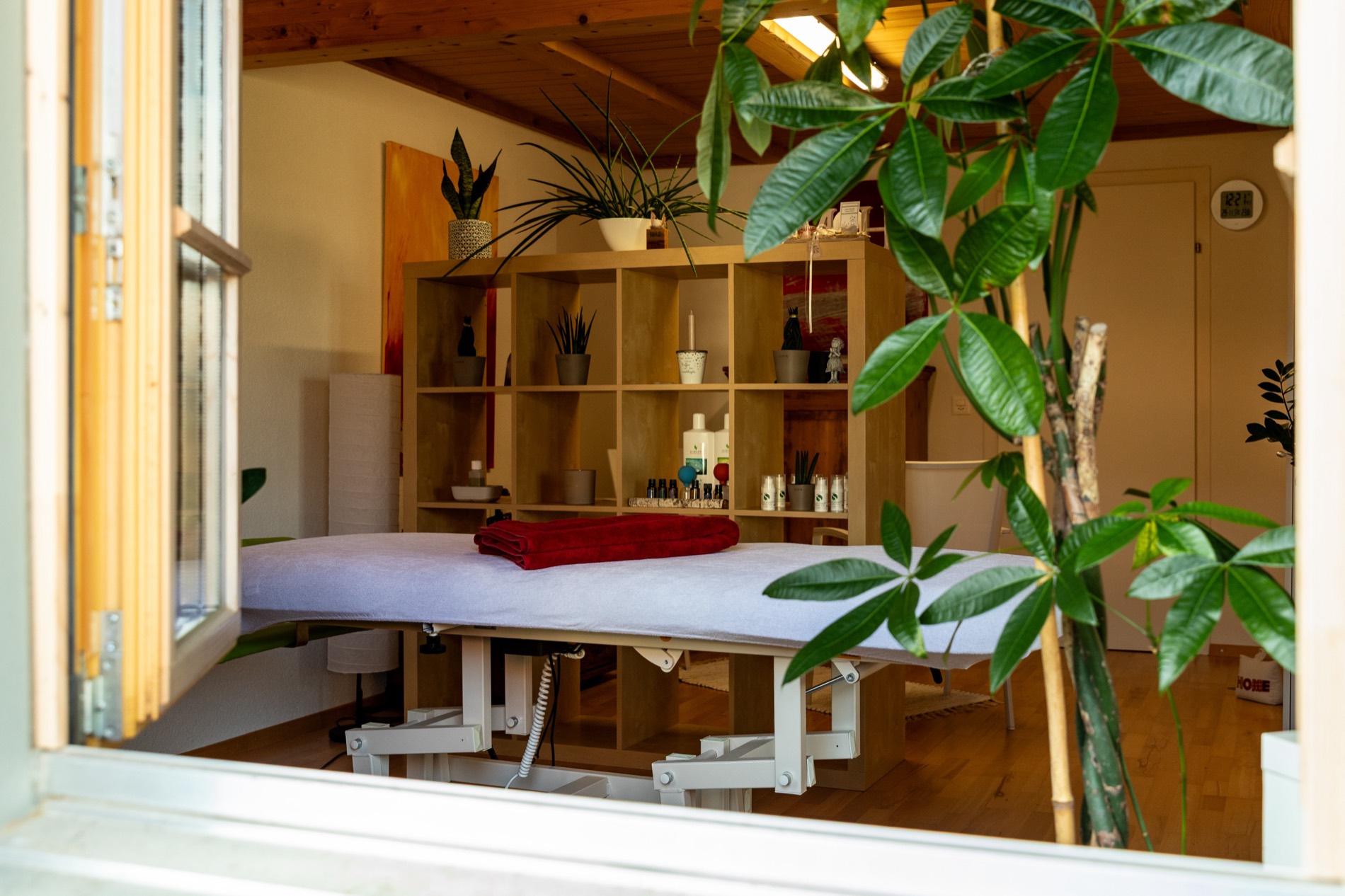 Einblick in den Behandlungsraum der Massagepraxis in Rapperswil